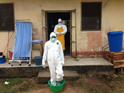 デニスさんはエボラに感染した妻との面会時、医療従事者と同じように防護服を着用していました。