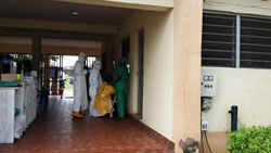 ラゴスにあるエボラの隔離治療センター。病棟に入る前に、防護服を着用する医療関係者。