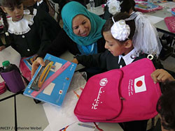 ユニセフはガザでの学校再開にあたり、通学かばんや文房具、補助教材を配布。