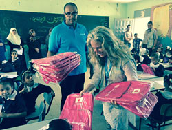 子どもたちに配布された通学かばんや文房具には、日本政府による支援の印、日の丸が入っている。