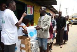 エボラだけでなく、水因性の下痢を予防するため、衛生習慣を広める活動を強化。ウエスト・ポイントで衛生キットを配布する様子。(リベリア)