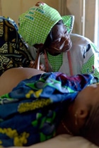 妊婦の健診をする助産師。（中央アフリカ共和国）