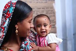 生後6カ月の女の子と母親（バングラデシュ）