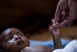 HIVと共に生きる母親から生まれた生後3カ月の赤ちゃん（南アフリカ）