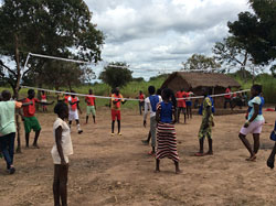 バレーボールを楽しむ子どもたち (中央アフリカ)