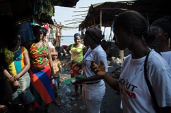 9/19〜21の戸別訪問の様子（首都フリータウン）、研修を受けたスタッフが全世帯を訪問