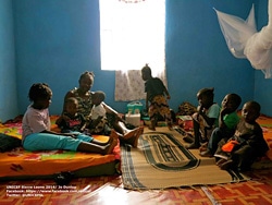 エボラ出血熱で両親を失い、孤児となった子どもたち（エボラの感染が続く東部カイラフンにて）