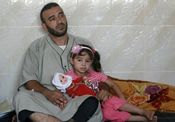 4歳のシャイマちゃんと父親のイブラヒムさん。母親と兄、姉は空爆で亡くなった。（ガザ）