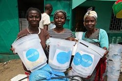 配布された衛生用品を受け取った女性たち。（リベリア）