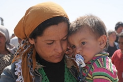 シリアからトルコへ避難してきた親子。