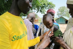 即応チームが派遣された上ナイル州のKiech Konで、予防接種を受ける子ども。（南スーダン）
