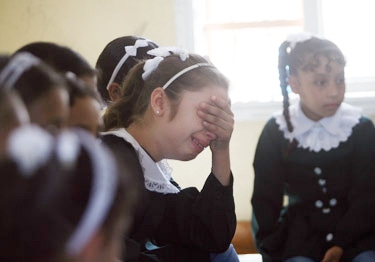 歌を歌う気分ではないと涙を流した10歳のシャイマちゃん。（ガザ）