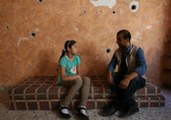 カウンセラーに自身の経験や思いを話すシャイマちゃん。（ガザ）