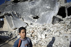 紛争で破壊され、がれきとなった家の近くを歩く少年。※本文との直接の関係はありません。（シリア）