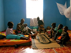 一時ケアセンターでボランティアをしているハワさんと子どもたち。（シエラレオネ）