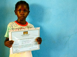 エボラ治療センターを退院する際にもらった、保健衛生省発行のエボラからの回復証明書を見せるローズちゃん。（シエラレオネ）