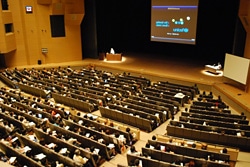 9月14日から17日に開催された子ども虐待防止世界会議には、国内外から2,000人を超える専門家や国際機関、NGO、市民団体等の方々が参加。ビッセル局次長の基調講演にも、1,000人を超える方々が参加された。