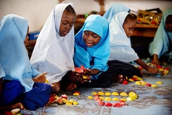 幼稚園の授業に参加する子どもたち。（タンザニア）