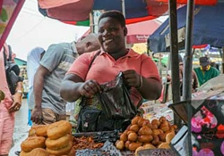 ラゴスの市場で揚げたパンを売る女性。エボラの正しい知識があるので、エボラから回復した人もお店に歓迎すると語る。
