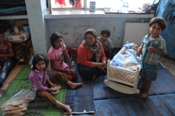 シュルナクに避難してきたシリア人家族。