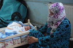 トルコで安心して休むユスフくんとお母さん。