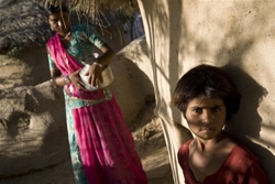 15歳の少女と妹。姉は13歳のときに結婚して妊娠したが、夫に暴力を受けて流産した。（インド）