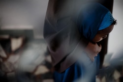 避難所でレイプの被害にあい、暴力を受けた女性や女の子のためのセンターに身を寄せる女の子。（ソマリア）