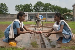 学校でせっけんを使って手を洗う女の子たち。（インド）