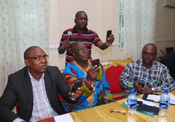 ベナン市でのU-Report会議で、U-Reporterに登録するナイジェリア政府の職員たち。
