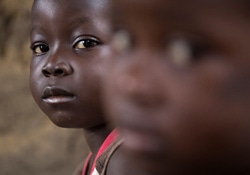 アマドゥくんと妹のアワちゃん。シエラレオネ東部のケネマの自宅にて。