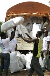 パートナー団体との協力の下、支援物資は必要とする人々に配布される。（中央アフリカ）