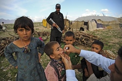 国規模で実施された、戸別訪問でのポリオ予防接種の様子。（パキスタン）