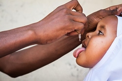 学校でポリオの予防接種を受ける女の子。（ソマリア）