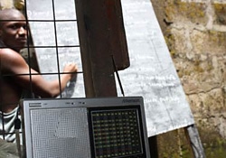 エボラの感染拡大により、シエラレオネではすべての学校が休校に。勉強を続けられるようにラジオで教育プログラムの放送を開始した。