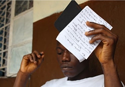 ゴモイさん（18）は、勉強が続けられてうれしいけれど、学校に戻って友達に会いたいと話す。