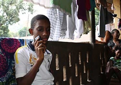 「教育は人生で成功するためにとても大切だと思います」と話す、14歳のモハメドくん。