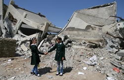 ガザの学校に登校した女の子たち。