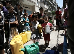 ユニセフとパートナー団体によって設置された給水所に水を汲みに来た子どもたち。（8月23日撮影）