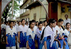 学校から自宅へ帰宅する女子生徒たち。新しいトイレの設置だけでなく、思春期の女の子の身体の変化などについて教えるプログラムも実施している。