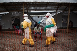 エボラ治療センターで任務にあたる看護師たち。（シエラレオネ）
