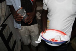 食堂のないMpimba刑務所で、ユニセフが提供した調理器具や食器を手にする子ども。（ブルンジ）