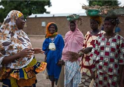 マリ西部カイ近くの村で、エボラの予防法を伝える女性グループのメンバー。カイでは、同国初となるエボラ感染が確認された。