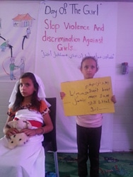 早すぎる結婚の劇を演じる少女たち。（ヨルダン）