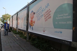 イスタンブールの町に掲示されている、ポリオ予防接種キャンペーンの広告。