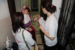 移動保健チームが戸別訪問を行い、予防接種を実施。