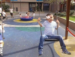 スペインの病院で治療を受ける、モハメドくん(8歳)