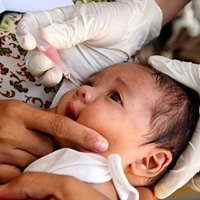 対象地域で1歳未満の子ども1万5,000人以上に、定期予防接種活動を通して、必要な予防接種すべてを接種。