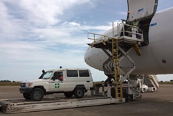 エボラの感染が拡大する国に、支援物資を空輸。ギニア・コナクリには、14台の救急車を含む物資が届けられた。