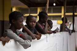 エボラで両親や3人の家族が死亡し、エボラ治療センターで診察を受ける兄弟姉妹7人。
