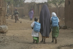 母親と学校に向かう子どもたち。※本文との直接の関係はありません